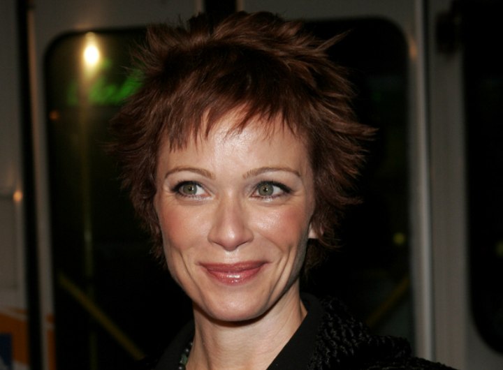 Lauren Holly - Short wash-and-wear haircut