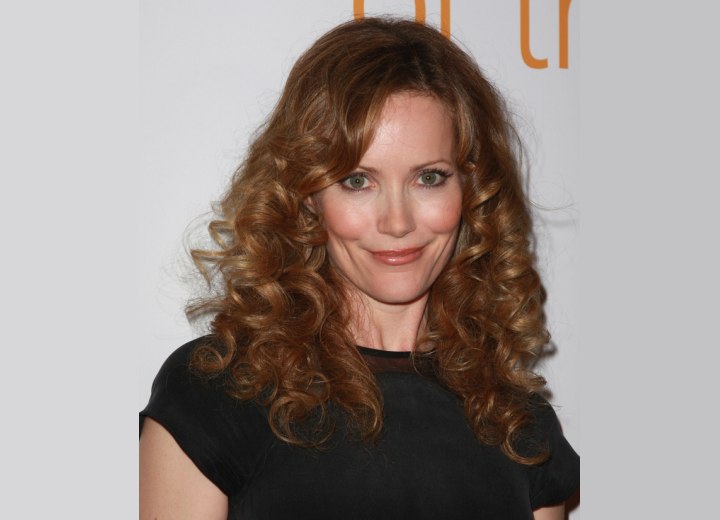 Leslie Mann wearing long spiral curls