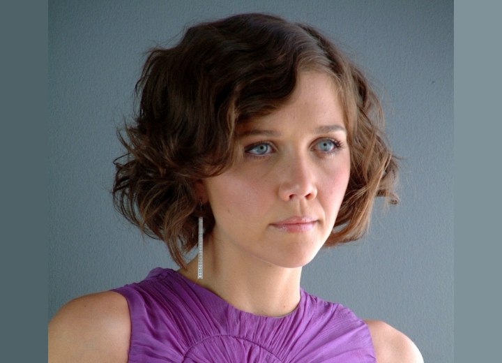 Maggie Gyllenhaal's short 1920s hairstyle with finger waves