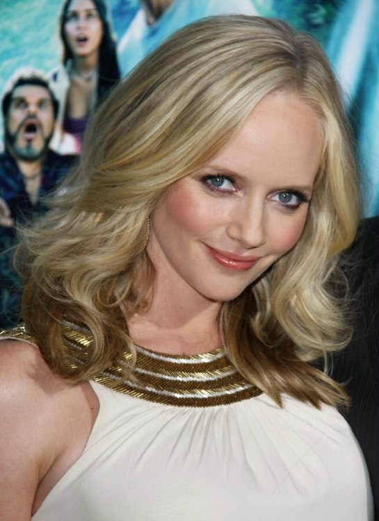 Pregnant Marley Shelton wearing her long hair loose and styled in waves
