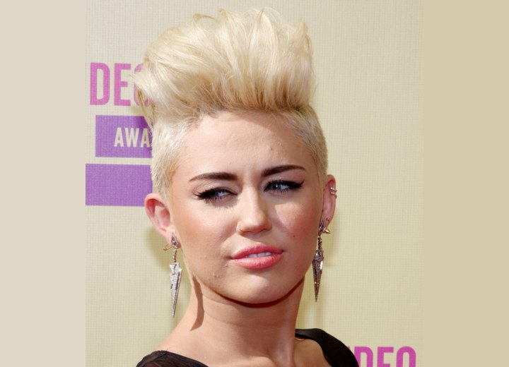 Miley Cyrus - Short hairstyle that elongates the neck