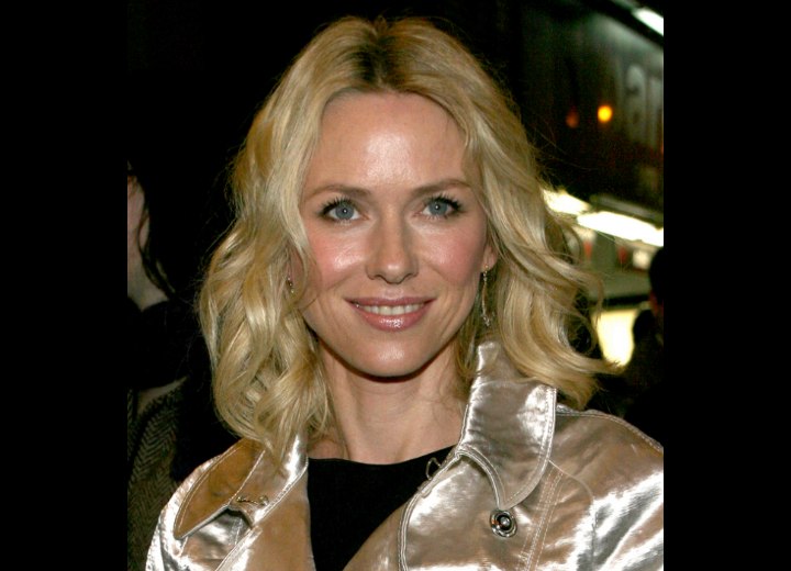 Naomi Watts - Easy medium-length wavy hairstyle