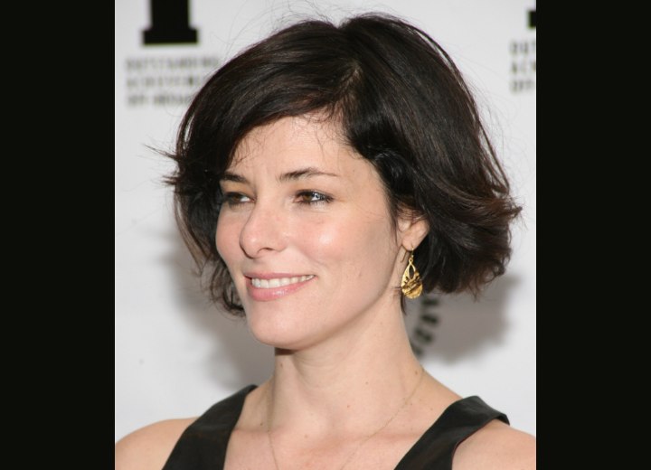Parker Posey's haircut with a short nape