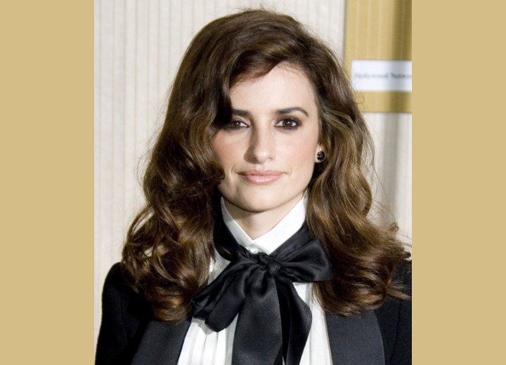Penélope Cruz wearing her hair loose and curled