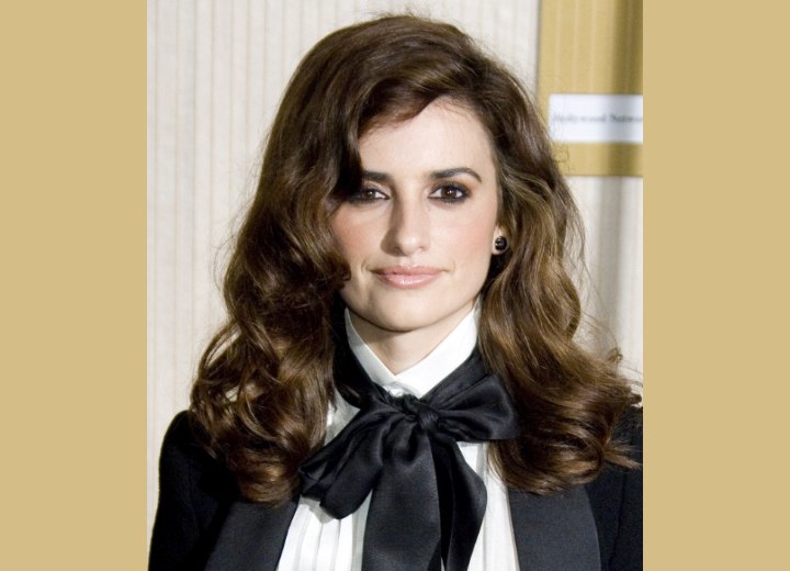 Penelope Cruz wearing her hair loose and curled