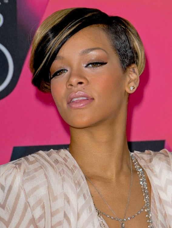 Rihanna's new short hairstyle with a short clip that moved 