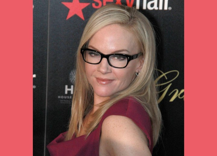 Rachael Harris with long blonde hair