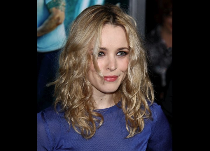 Rachel McAdams with a beachy look long hairstyle