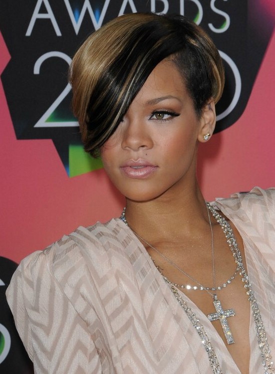 Rihanna's new short hairstyle with a short clip that moved over her ears