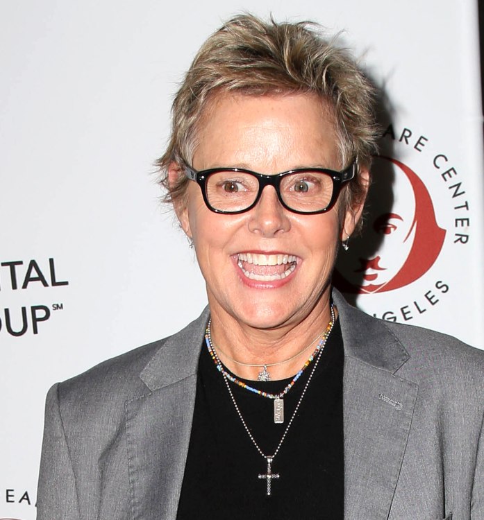 Amanda Bearse and Lisa Rinna's short hair with razor-cutting and flared ends