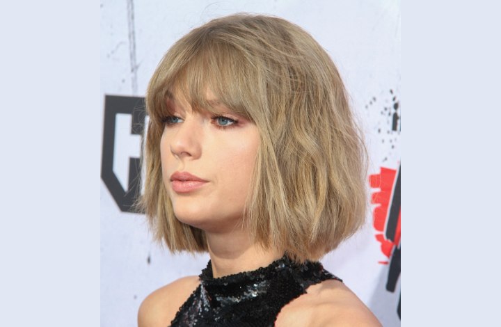 Taylor Swift wearing her hair in a tousled bob