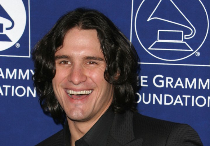 Joe Nichols's wavy long hair with layers