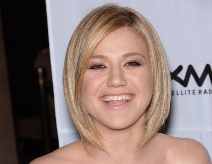 Kelly Clarkson wearing her hair in a straight bob