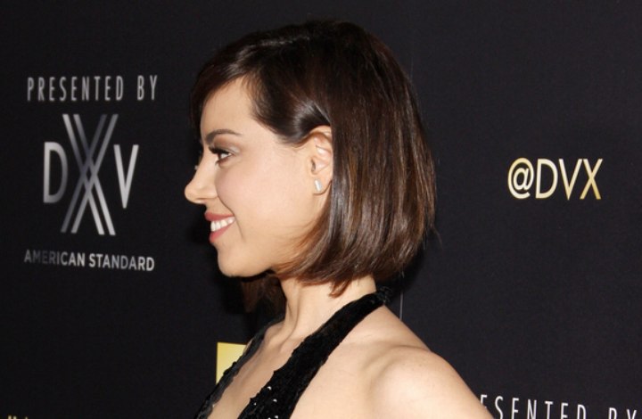 Neck length bob with sleek shiny styling - Aubrey Plaza