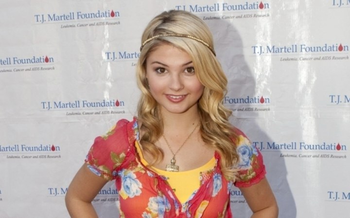 Stefanie Scott wearing her hair with curls