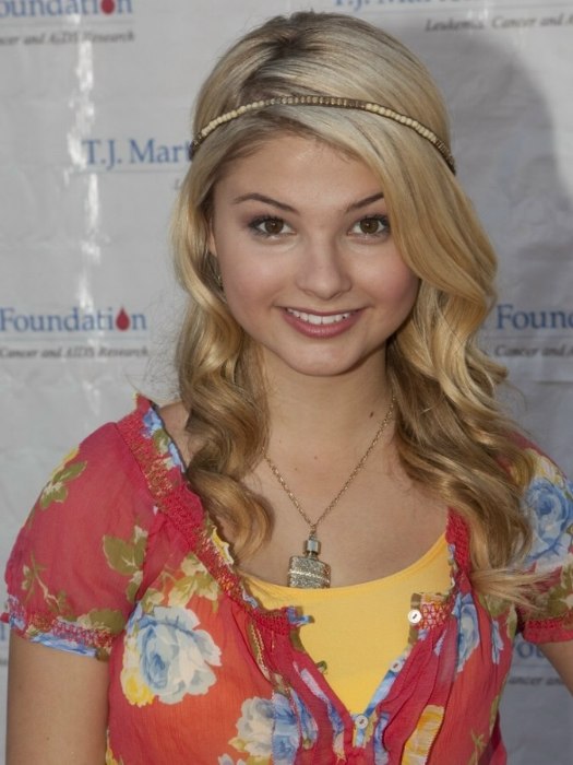 Stefanie Scott's hairstyles and accessories and how to 