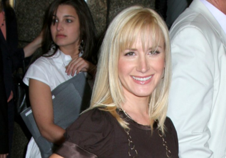 Angela Kinsey - Smooth long hairstyle with bangs