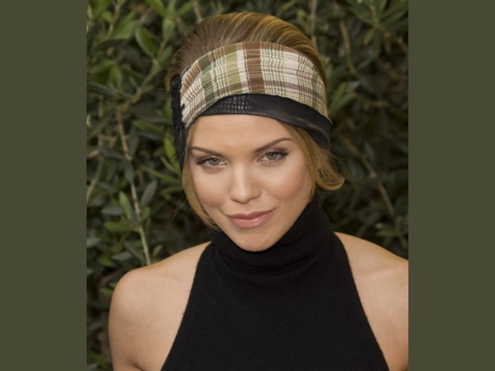 AnnaLynne McCord wearing a double hair band