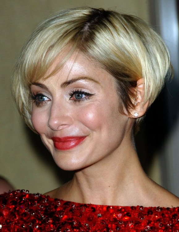 Natalie Imbruglia with short blonde hair cut just over the ears