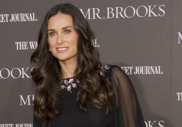 Demi Moore wearing her hair long with curls
