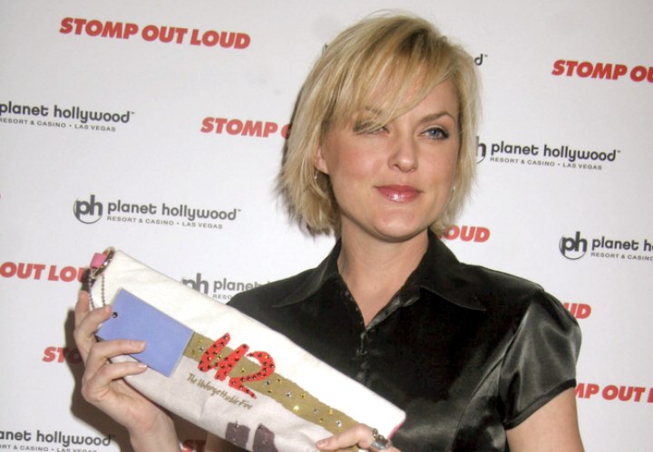 Elaine Hendrix - Collar length short haircut