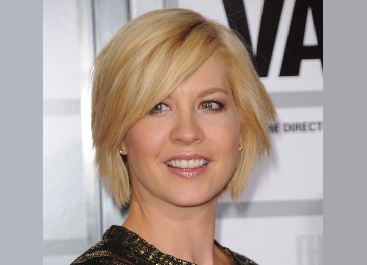 Jenna Elfman's short haircut