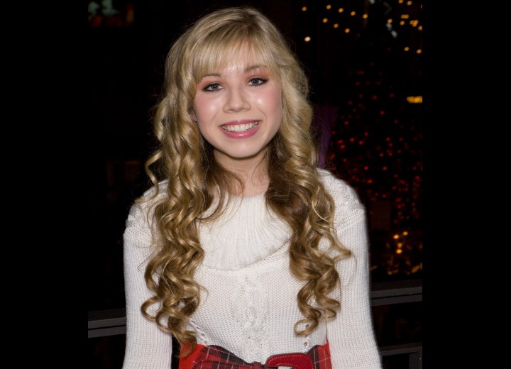 Jeannette McCurdy with her long blonde hair in spiral curls