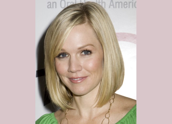 Jennie Garth with her hair cut in a bob