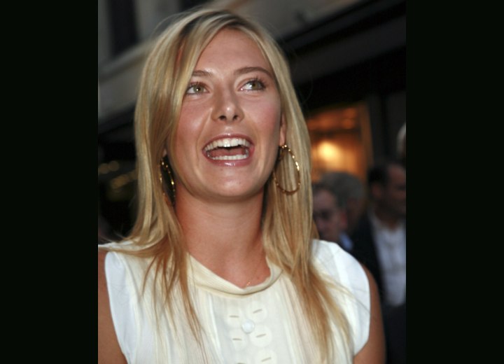 Maria Sharapova wearing her long hair in a simple style