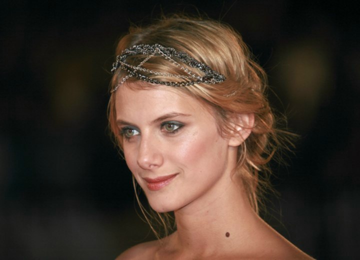 Hairstyle with a headband - Melanie Laurent