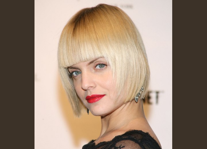 Mena Suvari with her hair in a bob with angling sides