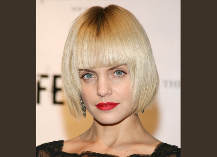 Bob with boxed bangs - Mena Suvari