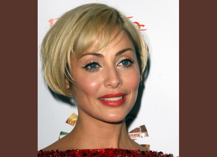 Natalie Imbruglia with short blonde hair