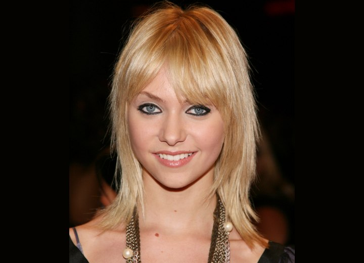 Hairstyle with hair that nestles around the neckline - Taylor Momsen