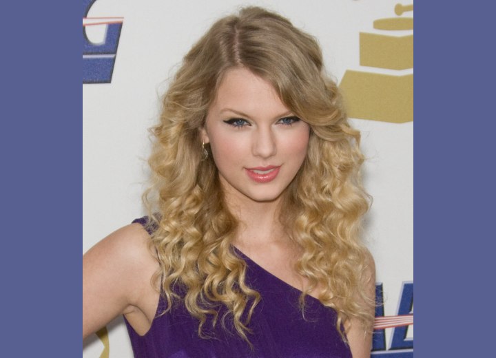 Taylor Swift with curls below her shoulders