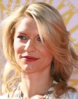 Claire Danes wearing her hair long with curls that caress the shoulders