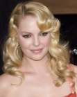 Katherine Heigl's curled blonde hair