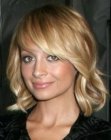 Nicole Richie with her blonde hair cut into a medium hairstyle with layers