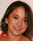 Zelda Williams sporting a short and choppy neck length hairstyle