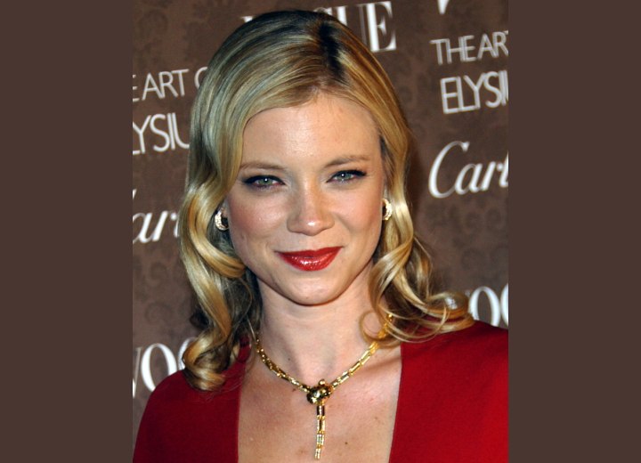 Amy Smart's glossy wavy hair