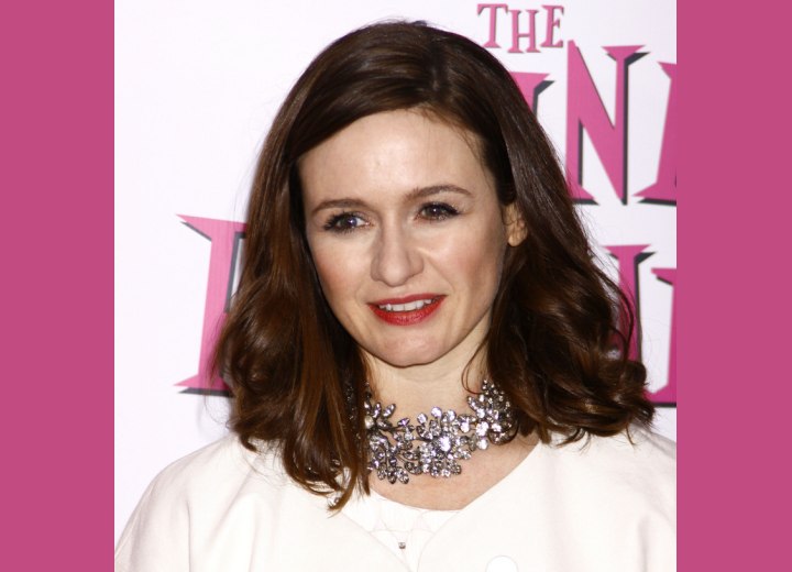 Emily Mortimer - Hairstyle with the top hair tucked under the side hair
