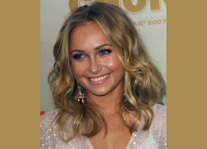 Hayden Panettiere - Natural blonde hair with lighter and darker stripes