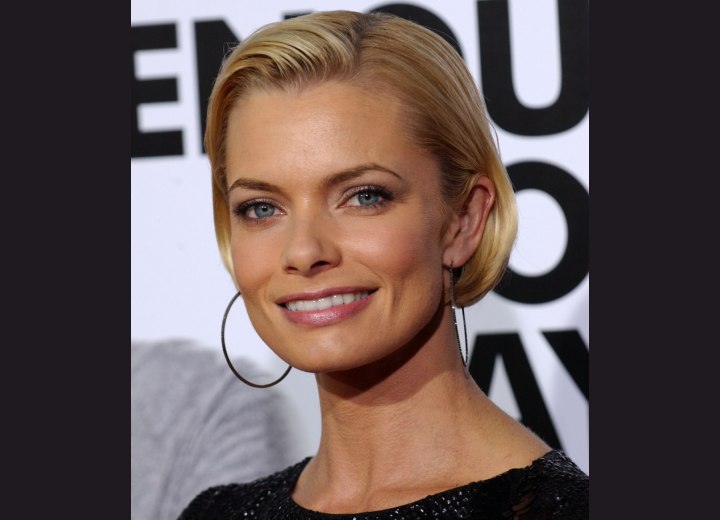 Jaime Pressly's sleekly combed blonde bob