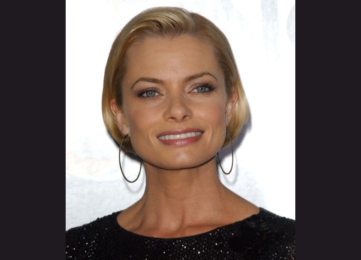 Jaime Pressly wearing her hair in a short bob