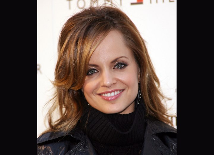 Mena Suvari's hair with gold and reddish tones