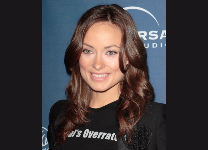 Olivia Wilde - Long chestnut hairstyle with smooth curls
