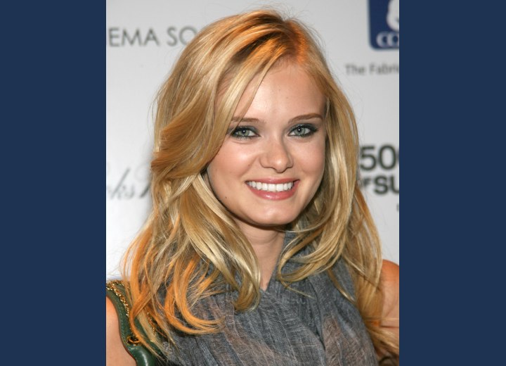 Sara Paxton - Long blonde hairstyle with layers