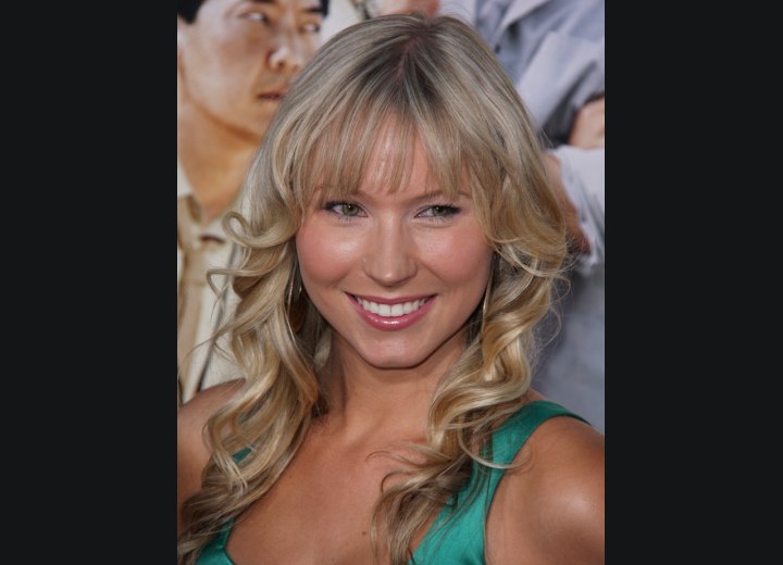 Sara Sanderson wearing long blonde hair with bangs and curls