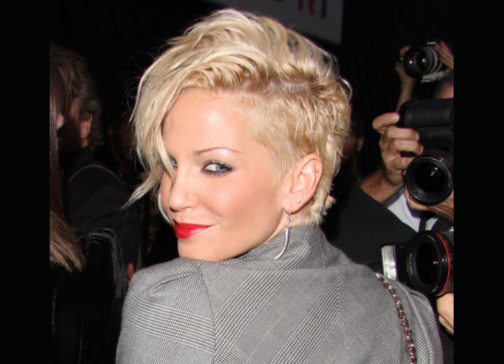 Sarah Harding's short haircut with cut out sides  Malin 