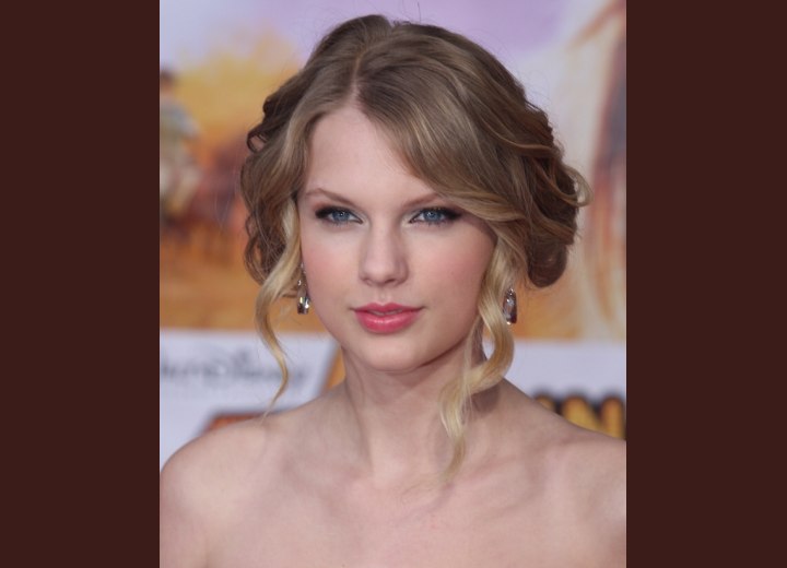Taylor Swift wearing her hair in an upswing